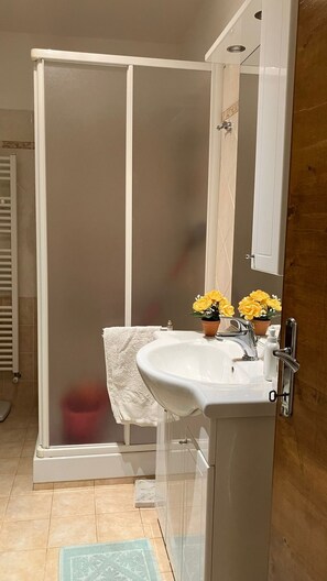 Bruser, hårtørrer, bidet, håndklæder