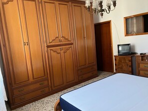 Fer et planche Ă repasser, draps fournis