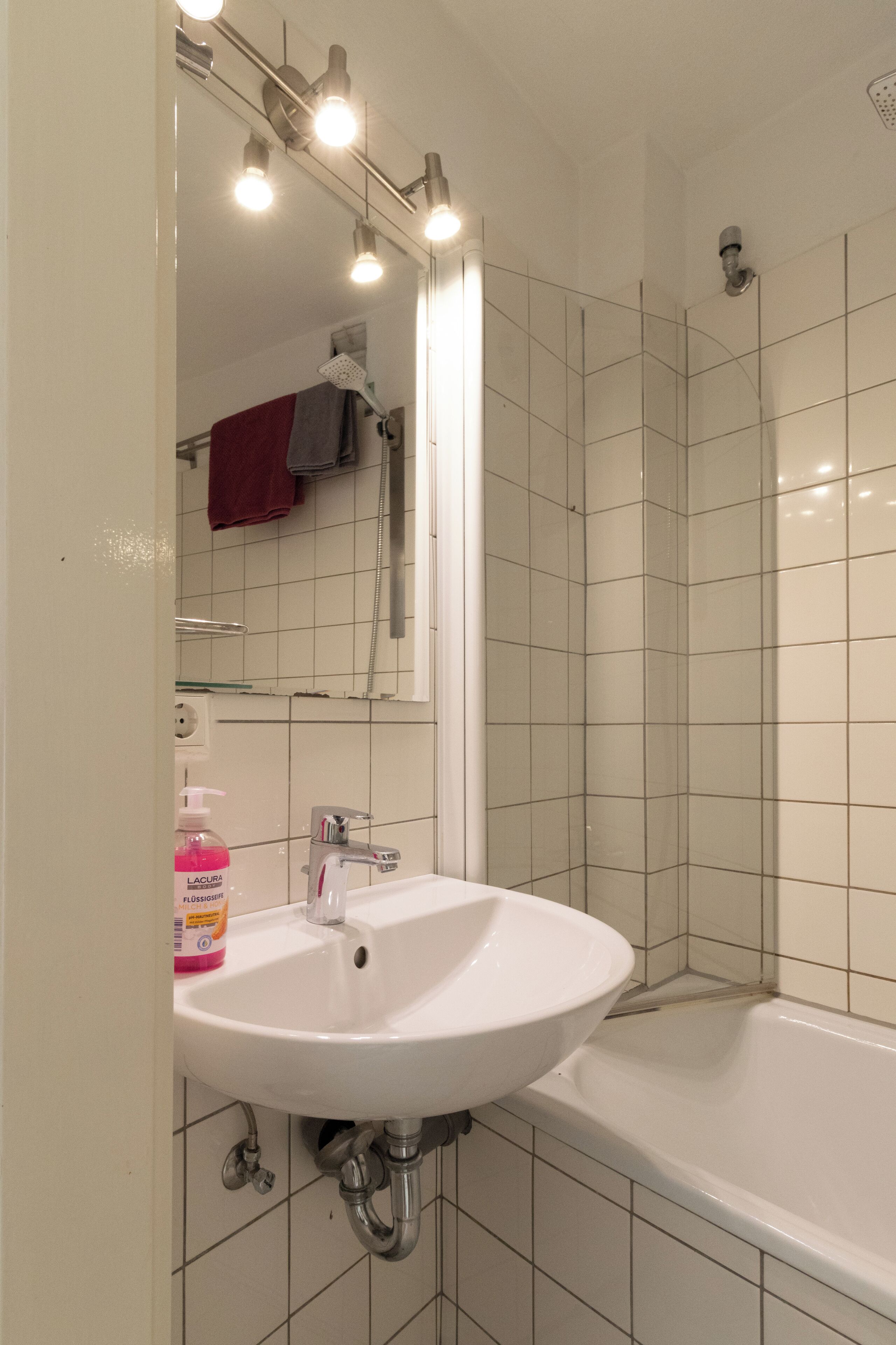 Haartrockner, Handtücher, Seife, Toilettenpapier