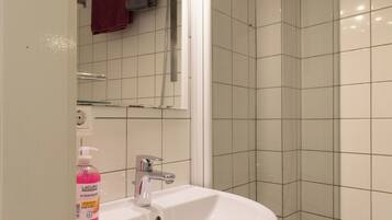 Haartrockner, Handtücher, Seife, Toilettenpapier