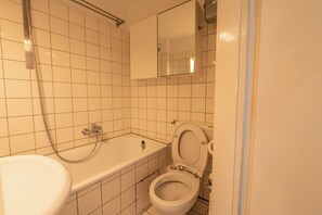 Haartrockner, Handtücher, Seife, Toilettenpapier