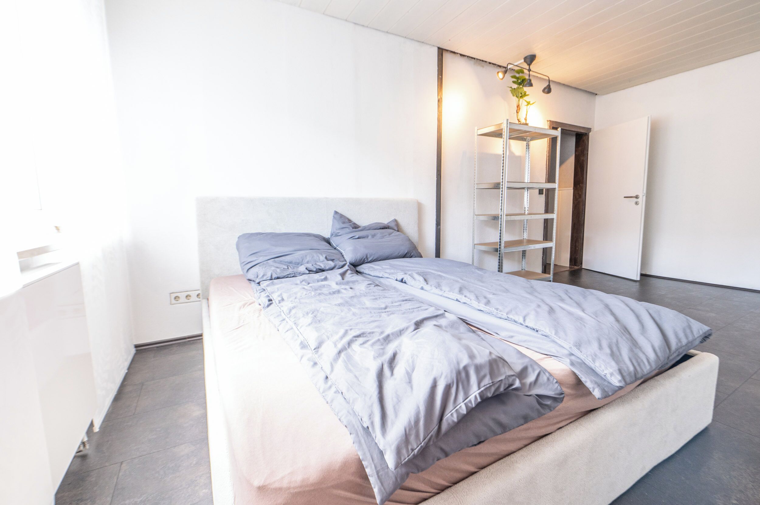 3 habitaciones, tabla de planchar con plancha, wifi y ropa de cama 