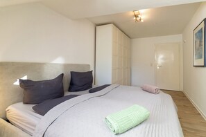 3 bedrooms, iron/ironing board, WiFi, bed sheets