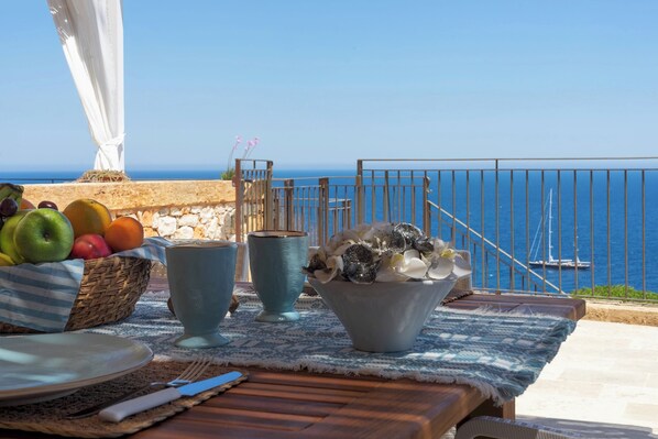 تناول الطعام بالخارج