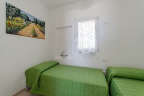 2 عدّة غرف نوم ومكواة/لوح كي وواي فاي مجانًا وملاءات أسرّة