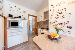 Kühlschrank, Mikrowelle, Ofen, Herdplatte