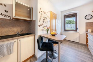 Réfrigérateur, four à micro-ondes, un four, surface de cuisson