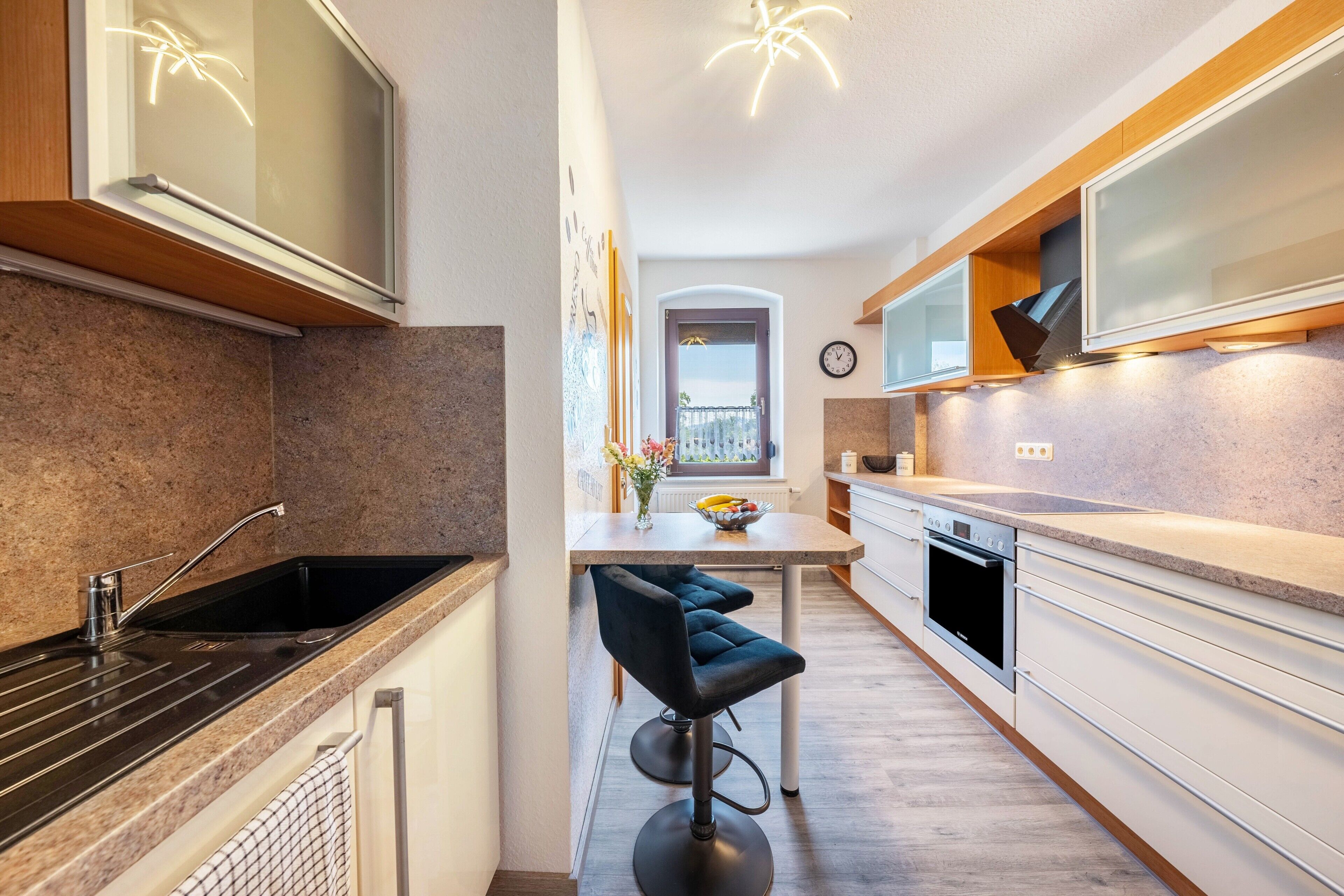 Frigorífico, microondas, horno y placa de cocina