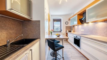 Frigorífico, microondas, horno y placa de cocina