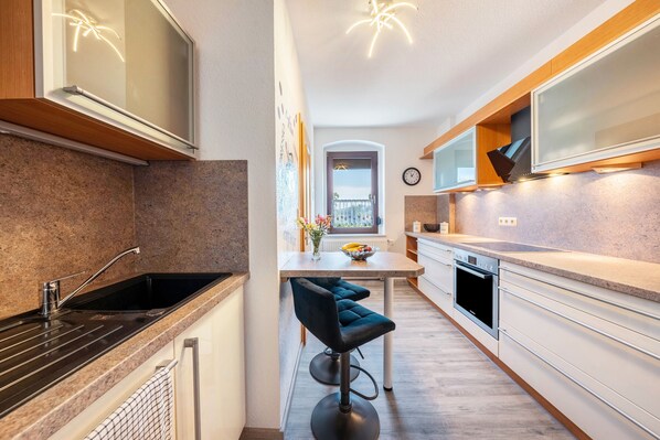 Fridge, microwave, oven, stovetop - Friendly 50m² Holiday Apartment (Schirgiswalde-Kirschau)