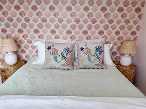 Cuna de viaje, wifi y ropa de cama 