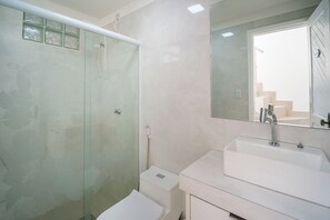 Villa | Bathroom | Shower - Beachfront House with 2 Bedrooms in Salvador (Salvador)