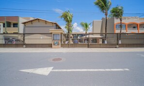 A gated building with a sign indicating a parking area. - Beachfront House with 2 Bedrooms in Salvador (Salvador)