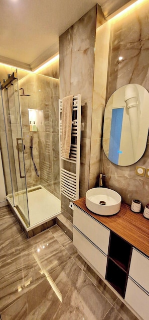 Articles de toilette écologiques, sèche-cheveux, serviettes fournies