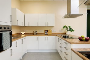 Single Room, Non Smoking | Shared kitchen