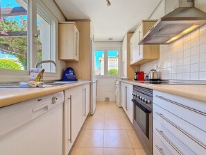 Kühlschrank, Mikrowelle, Ofen, Geschirrspüler