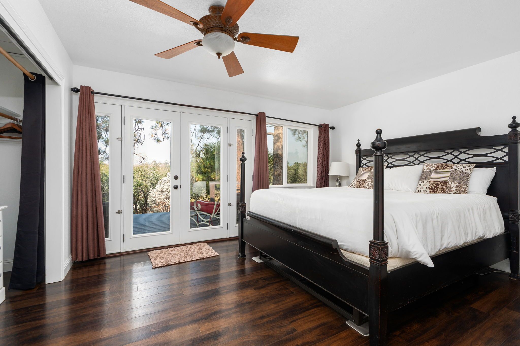 3 makuuhuonetta, työpöytä, silitysrauta/-lauta, Wi-Fi