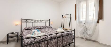 1 bedroom, bed sheets