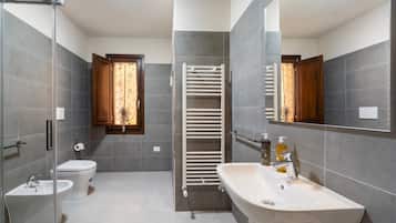 Doccia, asciugacapelli, asciugamani