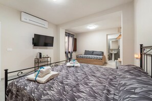 1 bedroom, bed sheets - Villa Giovia: Family Room 3 (Guspini)