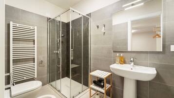 Doccia, asciugacapelli, asciugamani