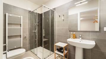 Doccia, asciugacapelli, asciugamani