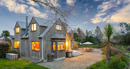 Countryside Retreat with On-site Horse Experiences