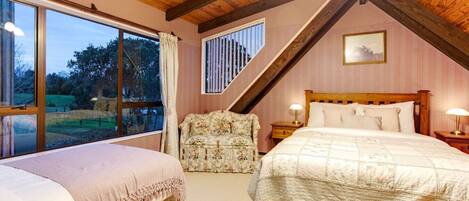 4 bedrooms, desk, iron/ironing board, free WiFi
