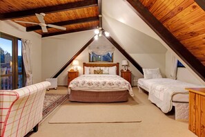 4 slaapkamers, een bureau, een strijkplank/strijkijzer, gratis wifi