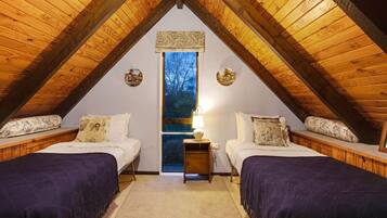 4 bedrooms, desk, iron/ironing board, WiFi (free)