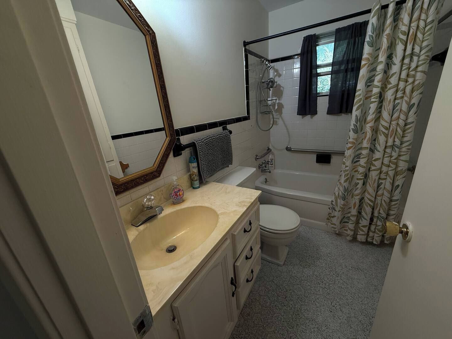 Un baño con lavabo, inodoro, bañera y ducha.