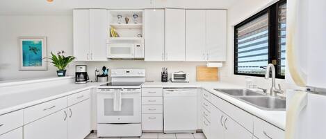 Refrigerador, microondas, horno y parrilla de estufa