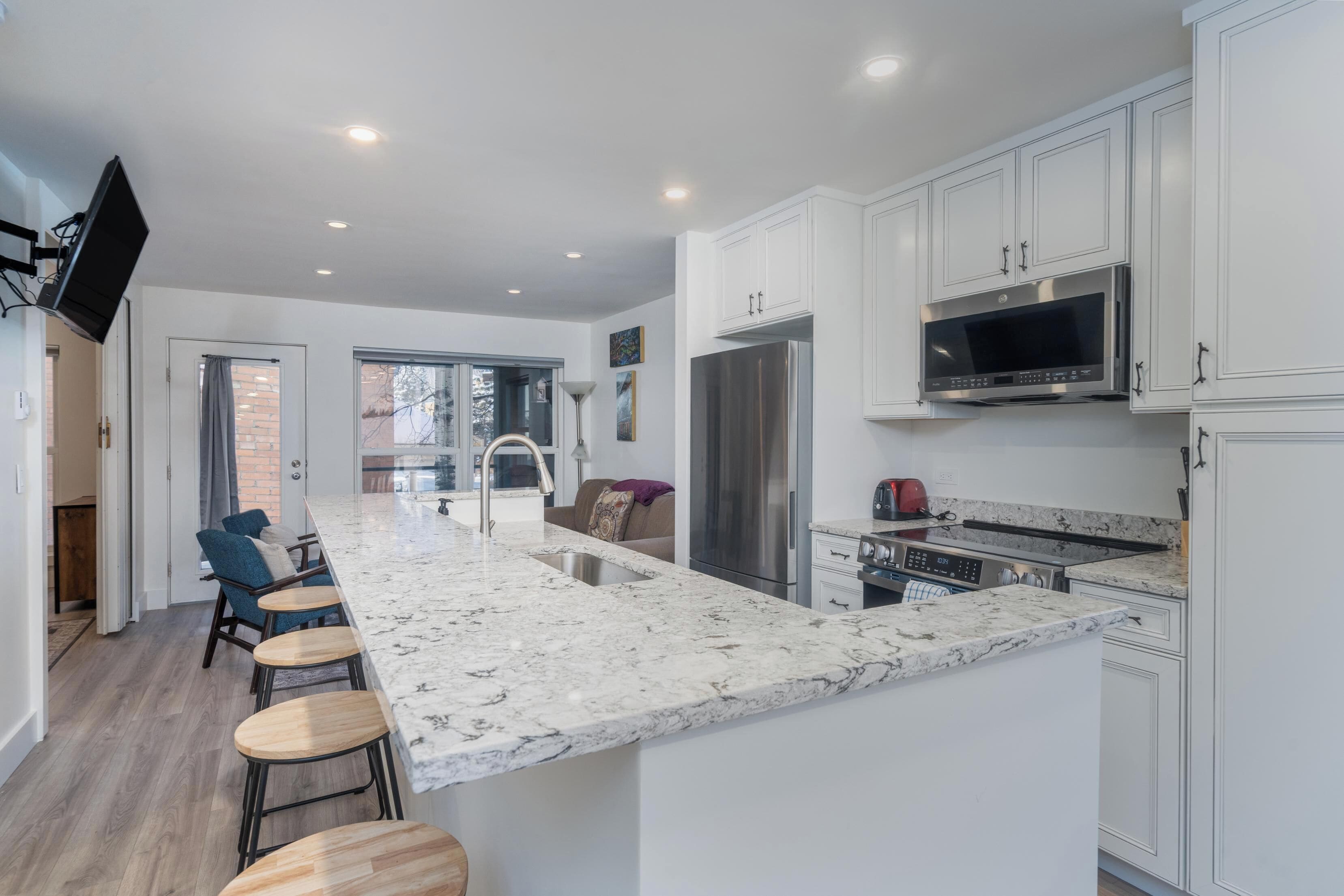 Réfrigérateur, micro-ondes, four, plaque de cuisson