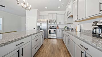 Coffee/tea maker, fridge, microwave, oven