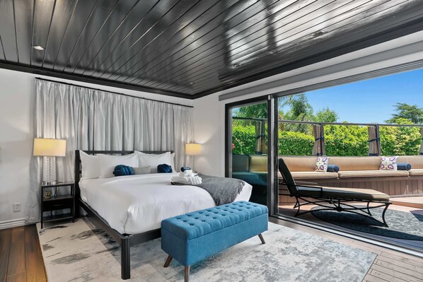 3 bedrooms, desk, iron/ironing board, travel crib