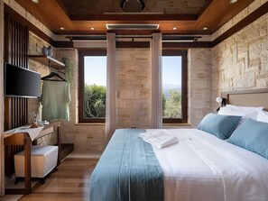 3 bedrooms, in-room safe, iron/ironing board, travel cot