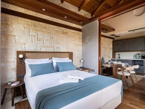 3 bedrooms, in-room safe, iron/ironing board, travel crib - Villa Peacock with Spa Facilities (Daratsos)