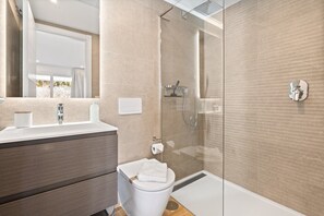 Dusche, Haartrockner, Handtücher