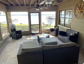 Una Smart TV, libros, una biblioteca de música