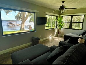 Smart TV, libros, biblioteca de música