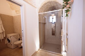 Dusche, Haartrockner, Bidet, Handtücher