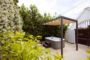 Bañera de hidromasaje al aire libre