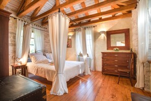 Tabla de planchar con plancha, acceso a internet y ropa de cama
