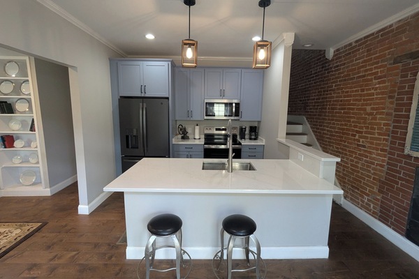 Een microgolfoven, een oven, een kookplaat, een vaatwasser