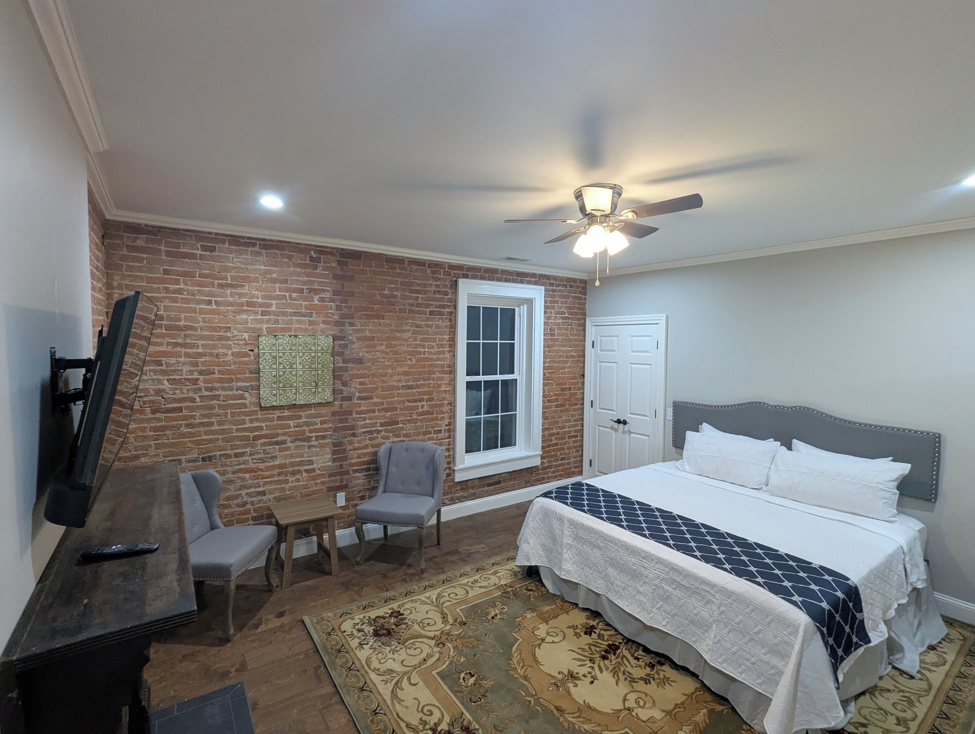 3 soverom, safe på rommet, strykejern/-brett og internettilgang