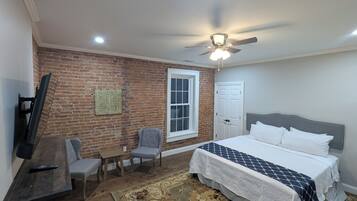 3 bedrooms, in-room safe, iron/ironing board, internet