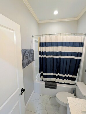 Douche, sèche-cheveux, serviettes fournies, savon