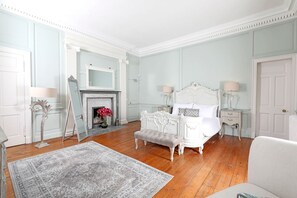 10 bedrooms, iron/ironing board, Internet, bed sheets