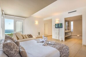 5 bedrooms, iron/ironing board, Internet, bed sheets