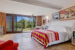 4 bedrooms, iron/ironing board, internet, bed sheets